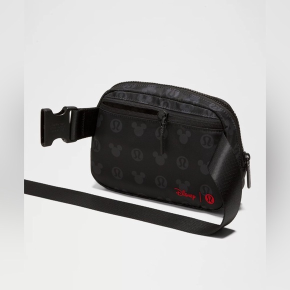 🖤🆕 Lululemon x Disney Everywhere Belt Bag Mickey and Logo Print - Disney Black - Picture 3 of 9